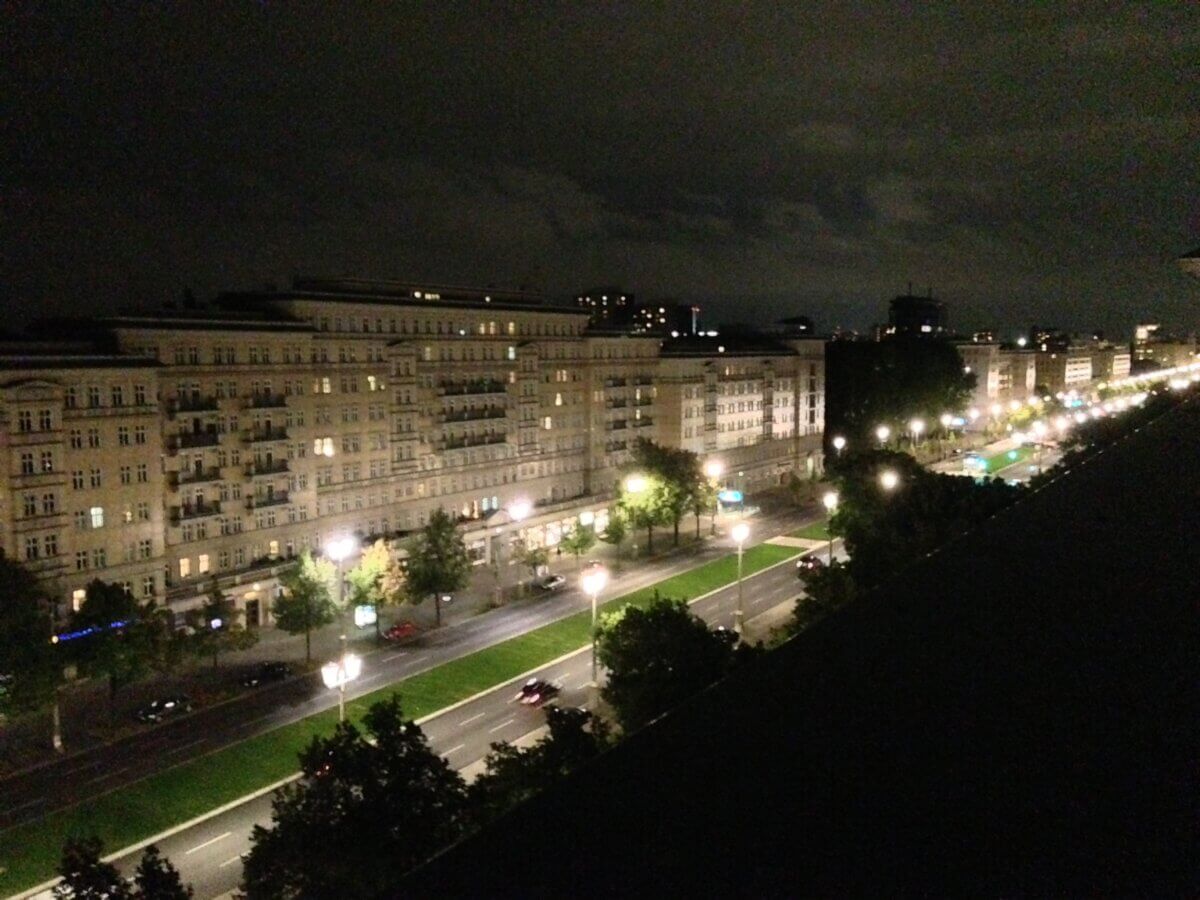 Karl-Marx-Allee 129 Straße bei Nacht vom Dach